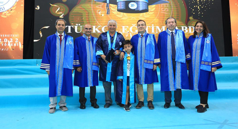 67 yaşında torunu ile birlikte diplomasını aldı