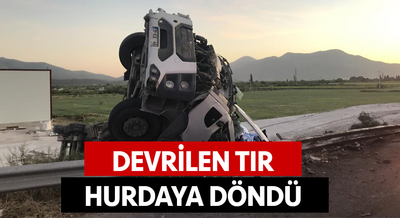 Devrilen tır hurdaya döndü