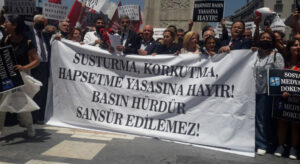 “Medya yasası geri çekilmeli”