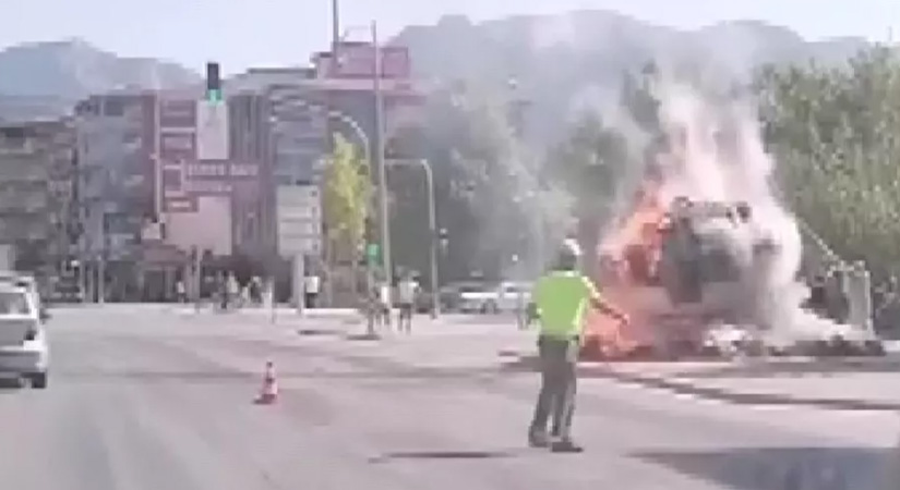 Saman yüklü kamyonet alev topuna döndü