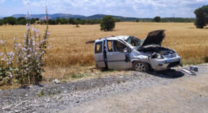 Takla atan otomobilde karı koca ölümden döndü