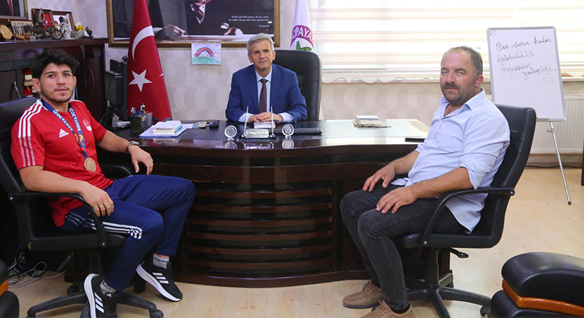 Acıpayamlı milli güreşciden Başkan Şevkan’a ziyaret
